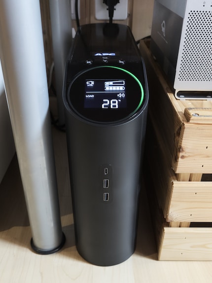 Die USV ist 29,2 cm hoch, 10,4 cm breit und 40,8 cm tief. Sie wiegt 12,24 Kilogramm.