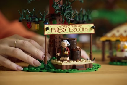 On stage, Bilbo makes his speech and then turns invisible.