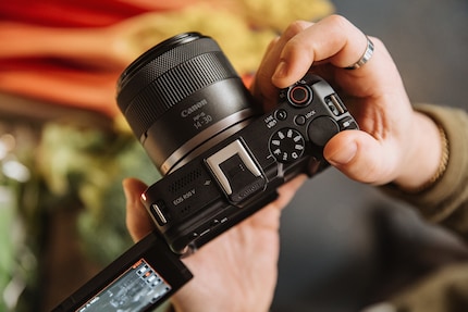 Piccola fotocamera, piccolo obiettivo: l'RF-S 14-30mm sulla nuova EOS R50V.