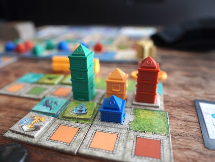 Sur les terrains à bâtir, je crée des parcs et des zones aquatiques - et je construis des maisons.