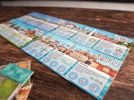 Huit plans de ville double face apportent de la diversité au jeu.