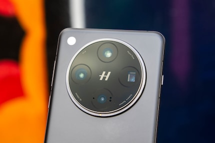 Quattro fotocamere equivalenti.