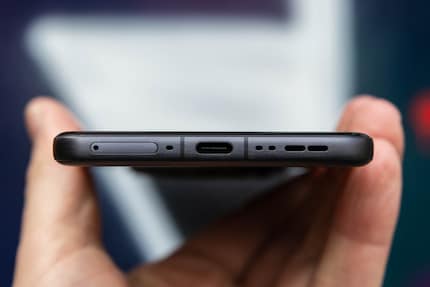 Carica tramite USB-C o in modalità wireless.