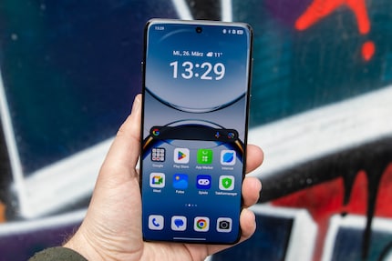 Il display del Find X8 Pro ha i bordi arrotondati.