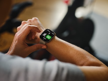 La montre suit environ 140 sports et activités de fitness différents. 