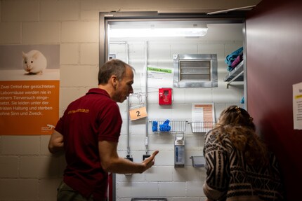Tierheimleiter Rommy Los zeigt zur Schleusentür und der Quarantäne dahinter. Weil darin Unterdruck herrscht, gelangen keine Keime nach draussen.