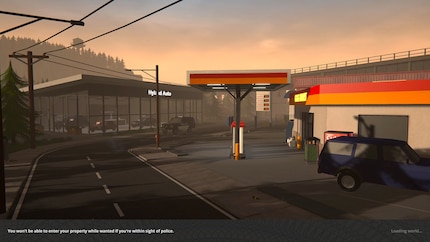 Un concessionnaire automobile et une station-service au crépuscule. Attention, une voiture de police arrive.