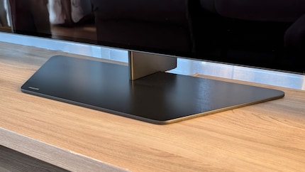 Der mittig platzierte Fuss ist stabil und schön flach. So passt meine Soundbar drauf, ohne ins Bild zu ragen.