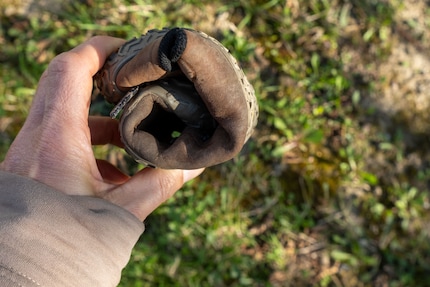 La semelle est si fine que la chaussure peut être roulée sans problème.