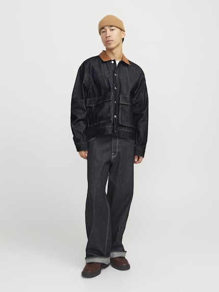 Le denim foncé est super chic.