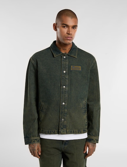 Le denim délavé avec une touche de vert a ce petit quelque chose en plus.