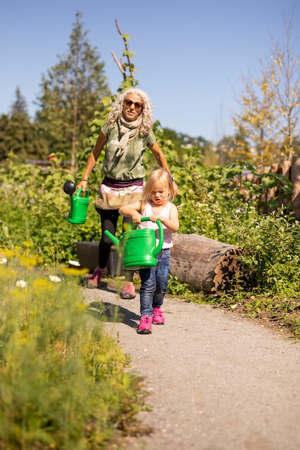 Dans le jardin d’apprentissage de Kathrin, petits et grands mettent la main à la pâte.