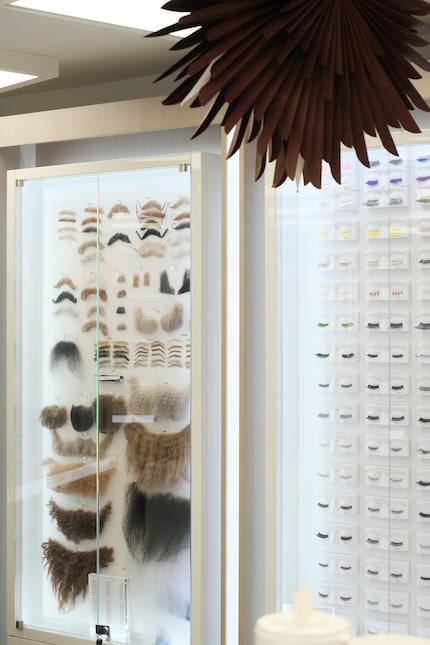 Wahnsinn! Neben allerlei Wimpern gibt es hier auch handgeknüpfte Echthaarbärte, Schnäuze und Augenbrauen.