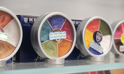 Das sind die Cream Color Circles. Aus der Reihe gibt es eine Palette, die farblich dafür konzipiert wurde, um ein blaues Auge nachzuschminken.