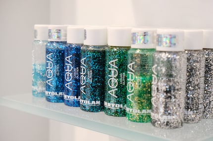Nach all den realistisch wirkenden Körperflüssigkeiten sind diese Glitzertuben eine wahre Wohltat für meine Augen.