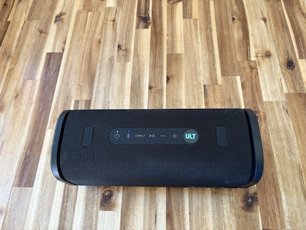 Le mot ULT est présent partout sur l’enceinte.