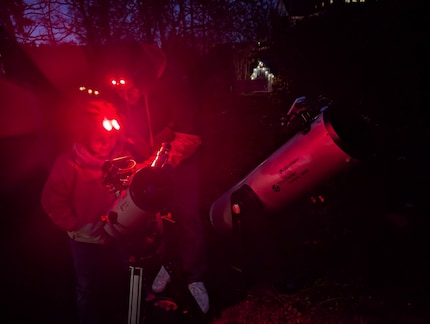 Mit rotem Licht verengen sich die Pupillen weniger als mit grellem, weissen Licht.