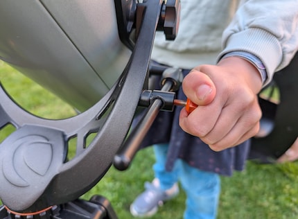 Um das Teleskop zu justieren, muss eine Schraube gelöst werden. Für gewisse Kinderhände ist der Kraftaufwand zu gross.
