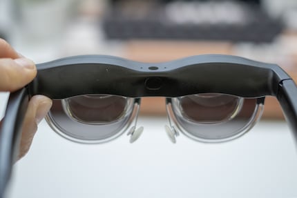 Oben in der Mitte sind der Umgebungslichtsensor und die Mikrofone angebracht. Auf der Innenseite der Sensor zur Trageerkennung.