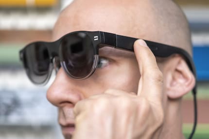 Über den Touch-Streifen sollte ich die AR-Brille physisch steuern können – das klappt nicht immer.