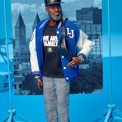 Detailed design: The LeBron James doll wears his foundation's «We Are Family» shirt and a jacket with personal symbols, among other things.