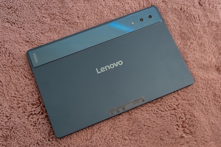 Mi piace il colore turchese del Lenovo Yoga Tab Plus.