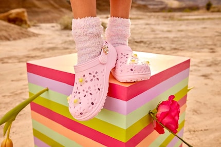 Gli zoccoli Crocs hanno subito un aggiornamento primaverile.