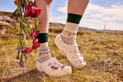 Le Crocs sono ora disponibili anche con ritagli floreali.