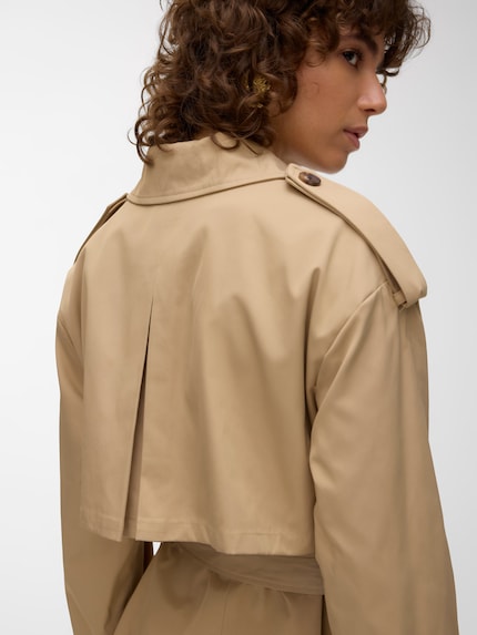 Il secondo strato di tessuto sulla parte superiore della schiena, come in questo modello Vero Moda, si chiama mantellina.