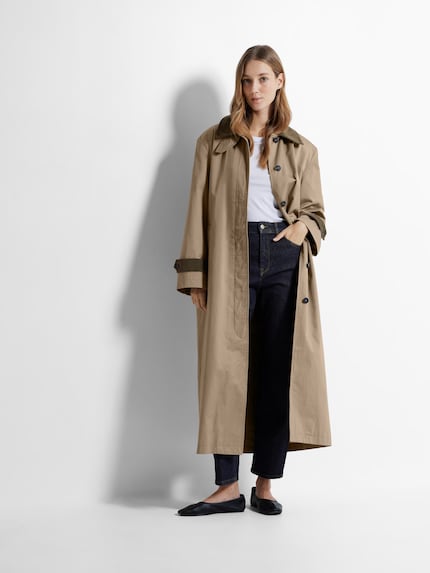 Questo trench monopetto di Selected Femme non ha né cintura né spalline, ma colletto e polsini a contrasto.