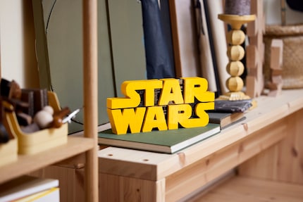 Un orgoglio da fan da costruire: Il logo 3D porta la galassia direttamente sullo scaffale - compresi i mini dettagli per i Jedi più attenti.