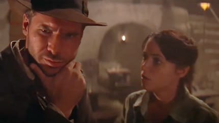 Marion è furiosa per la relazione e dà un pugno in faccia a Indy, ma poco dopo ci ricade comunque.