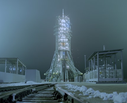 Soyouz MS-20 sur la rampe de lancement au Kazakhstan. Cette photo a été prise en 2021, la nuit précédant l’envoi de Yusaku Maezawa sur la Station spatiale internationale. Yusaku Maezawa était le directeur et le bailleur de fonds « dearMoon ».