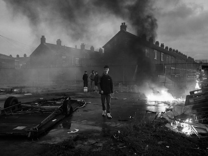 Des jeunes mettent le feu à Roden Street, une rue délabrée de Belfast.