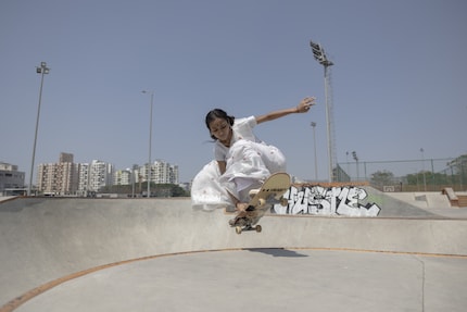 Shraddha Gaikwad (18 ans), championne nationale indienne, réalise un « Fly out Indy Grab ».