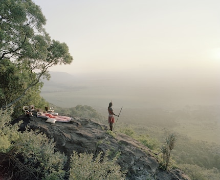 Dans les parcs nationaux du Kenya, les touristes peuvent observer confortablement les animaux sauvages dans leur habitat naturel. Les animaux deviennent pour ainsi dire les protagonistes d’un monde nostalgique sorti tout droit d’un livre d’images.