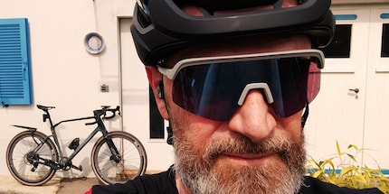 The Valor Flux from BBB Cycling with its blue lens and grey frame for gravel bikes.