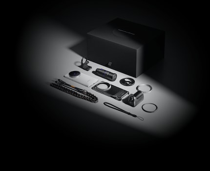 Il contenuto del Photographer Kit accanto alla Vivo X200 Ultra.