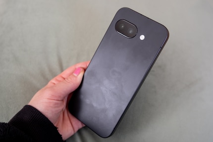 Les traces de doigts se voient vite au dos du téléphone.