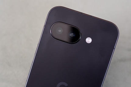 Les capteurs du Pixel 9a sont sobrement mis en scène.