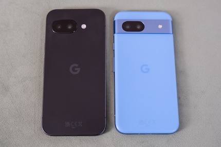 Comparé au Pixel 8a (à droite), le nouveau Pixel 9a est visuellement ennuyeux et générique.