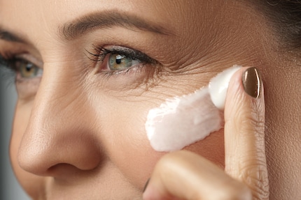 Creme, sieri e integratori: tutto ciò che serve per sembrare più giovani.