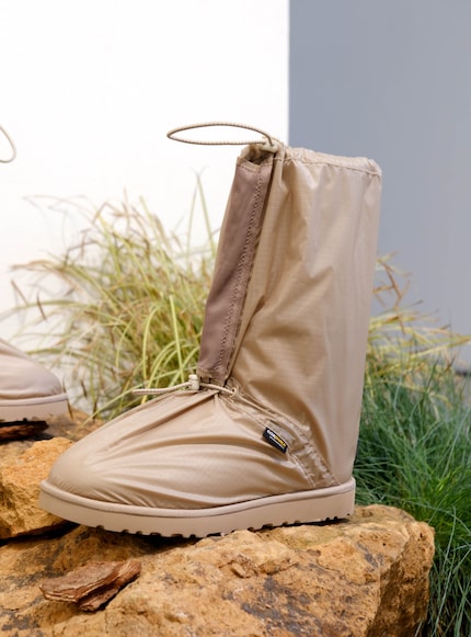 Le modèle est disponible en beige, rouge feu et noir.