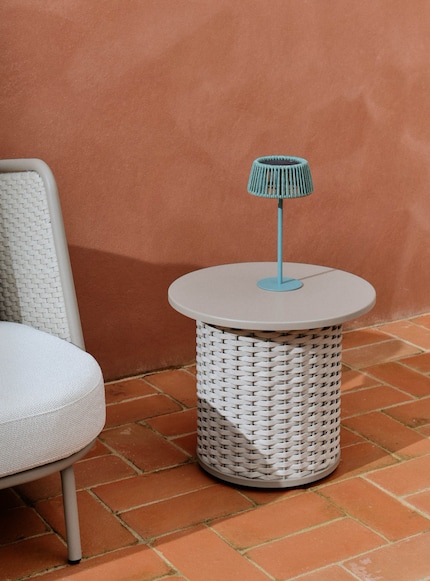 The turquoise rope lampshade magically attracts attention.