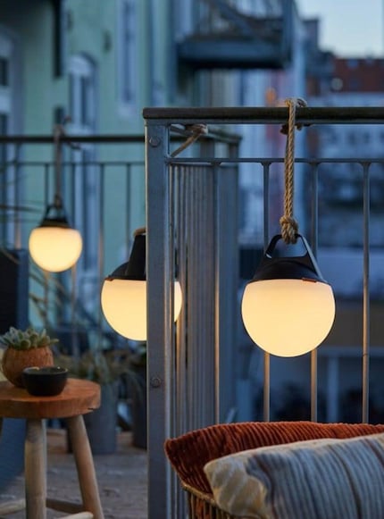 You can sit this portable lamp on the table or hang it on railings.
