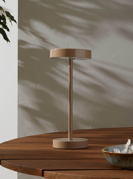 Back to the 70s: design defined by clear shapes, soft lighting and a rich brown.