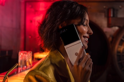 Il razr 60 ha un display più piccolo rispetto alla variante Ultra.
