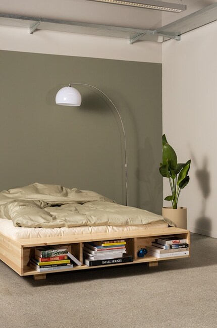 Das Merge Bed bietet durch das offene Bettgestell einiges an offenem Stauraum.