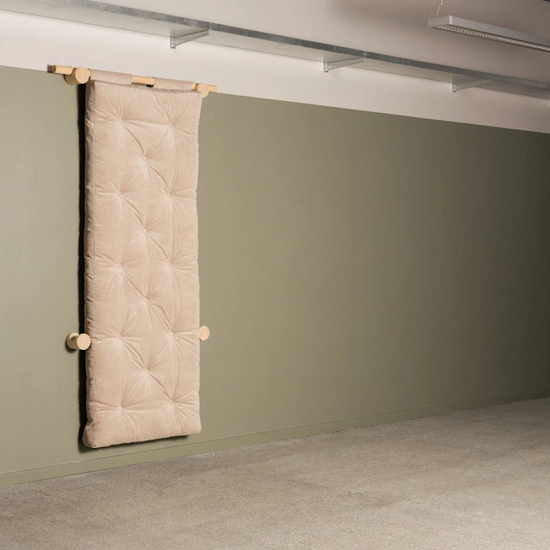 An der Wand aufgehängt nimmt das Bett kaum Platz ein.