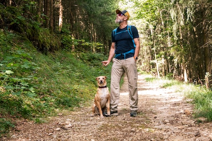 Ruoli invertiti: in giro con il cane anziché in bicicletta.